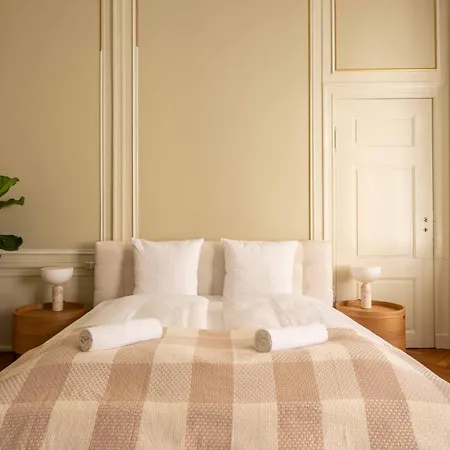 Royal And Luxurious Manor Apartman
