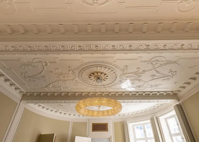 Royal And Luxurious Manor Apartment *